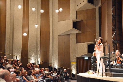 מלכה עם כינור, איימן מוסאחאג'ייבה מקזחסטן, בקונצרט בישראל